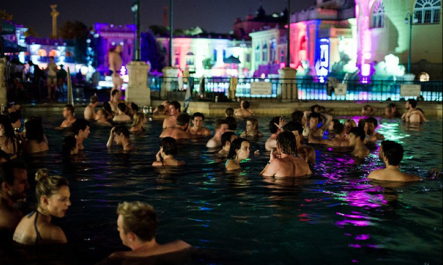 vita notturna a Budapest by night, movida in piscina